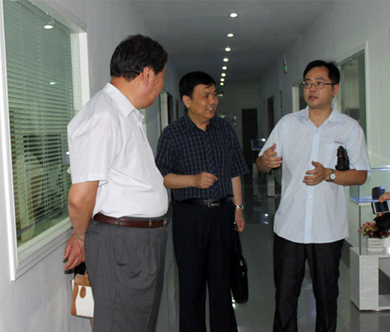 清華大學(xué)戴猷元副秘書長蒞臨我司參觀指導(dǎo)