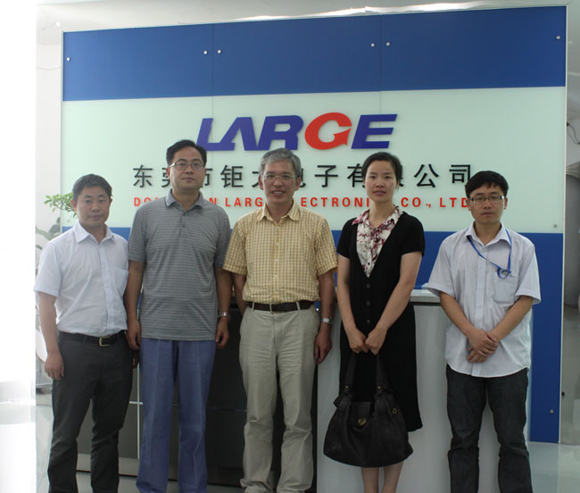 國家化學(xué)電源檢驗(yàn)中心主任鄭軍偉到東莞鉅大考察并簽署合作協(xié)議